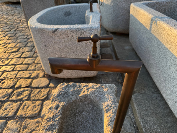 Kleiner Brunnentrog mit Hahn Detail