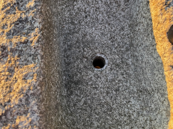 Kleiner Brunnentrog mit Hahn