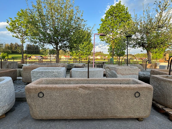 Gartenbrunnen alt mit Auslauf