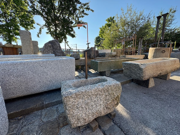 Kleiner Brunnentrog mit Hahn