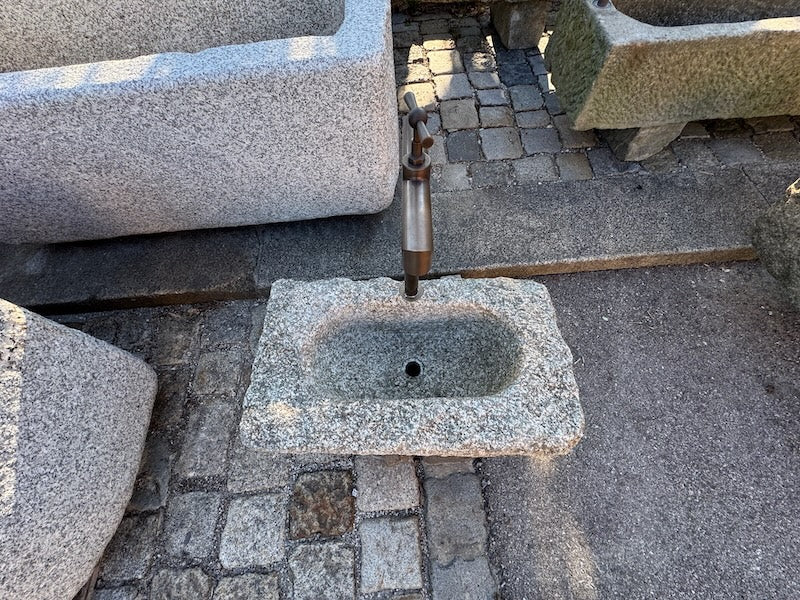 Kleiner Brunnentrog mit Hahn aus Bayern