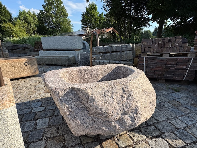 Gartenbrunnen mit Wasserhahn mit Naturoberfläche