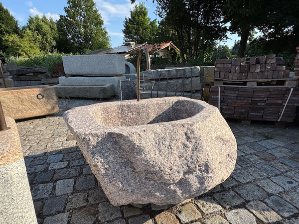 Gartenbrunnen mit Wasserhahn mit Naturoberfläche