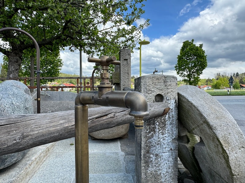 Gartenbrunnen modern mit Messingeinlauf