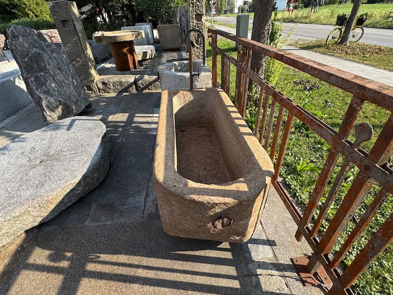 Steinbrunnen Österreich mit Wasserhahn