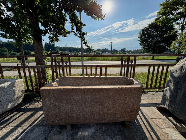 Steinbrunnen Österreich mit Patina