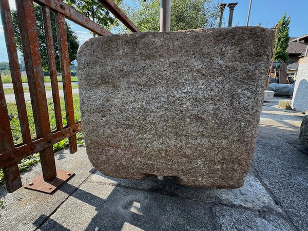Steinbrunnen Österreich Detail Befestigung Hahn