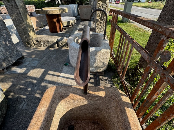 Steinbrunnen Österreich mit Wassereinlauf