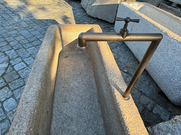 Alter Gartenbrunnen Granit Rost Optik mit Hahn