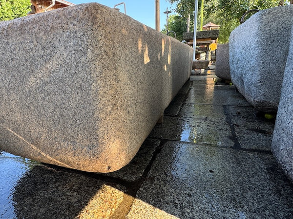 Großer Natursteinbrunnen