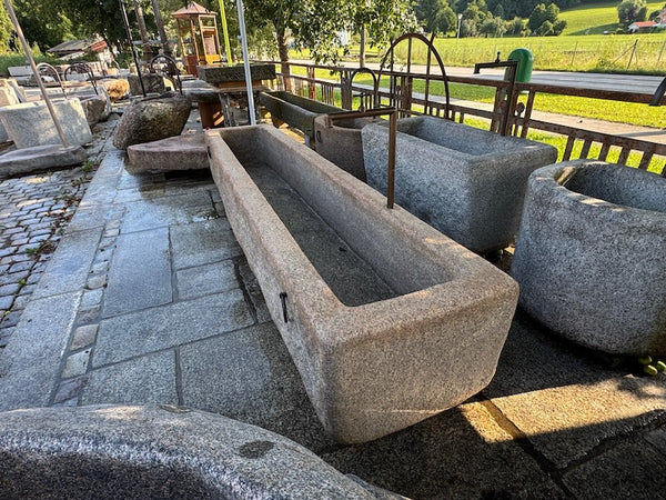 Großer Natursteinbrunnen