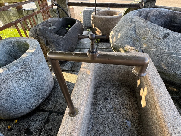 Großer Natursteinbrunnen