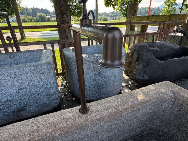 Großer Natursteinbrunnen