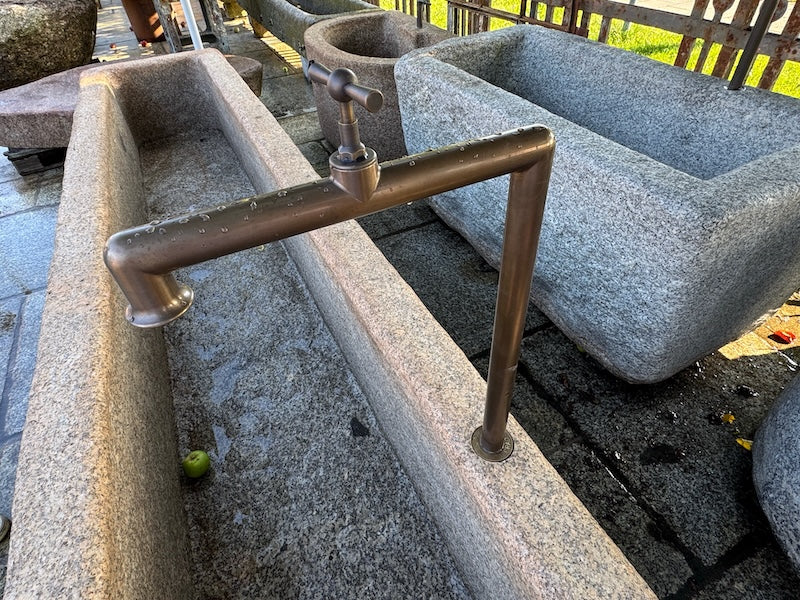 Großer Natursteinbrunnen