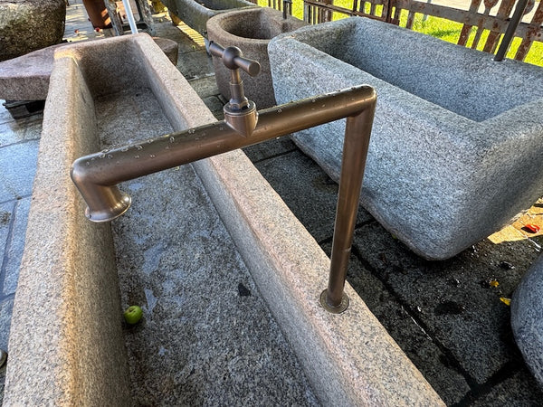 Großer Natursteinbrunnen