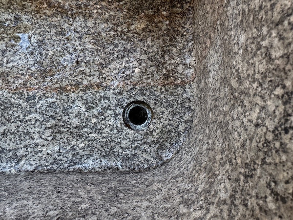 Großer Natursteinbrunnen