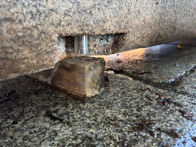 Großer Natursteinbrunnen