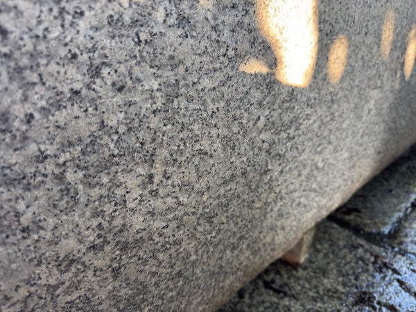 Großer Natursteinbrunnen mit Einschlüssen