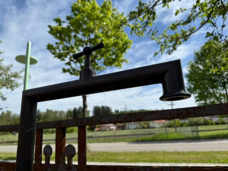 Steinbrunnen Granit mit Wassereinlauf und Handrad