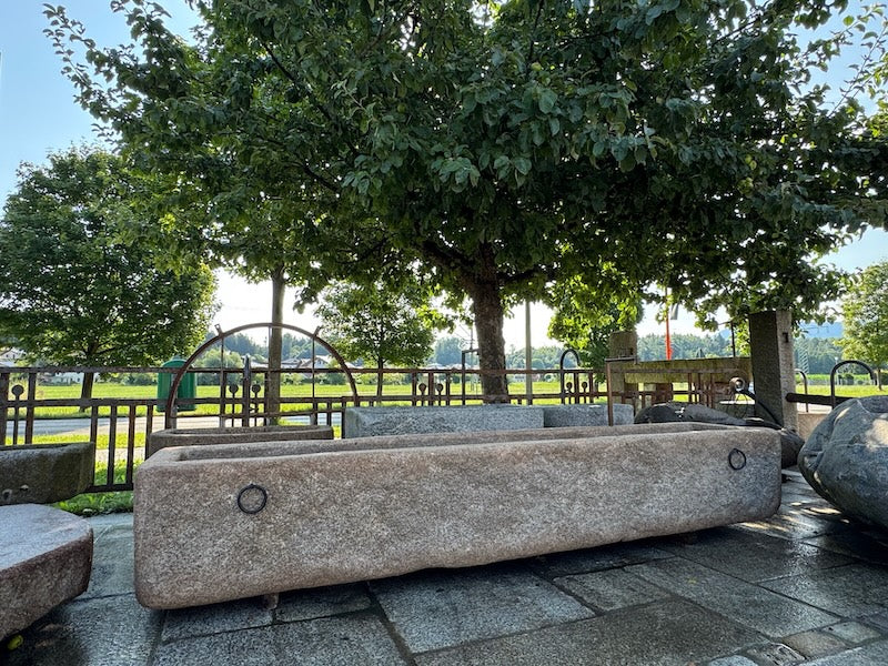 Großer Natursteinbrunnen