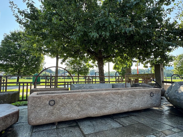 Großer Natursteinbrunnen