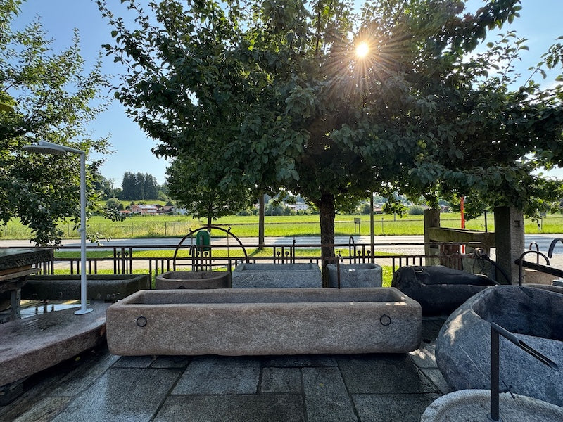 Großer Natursteinbrunnen