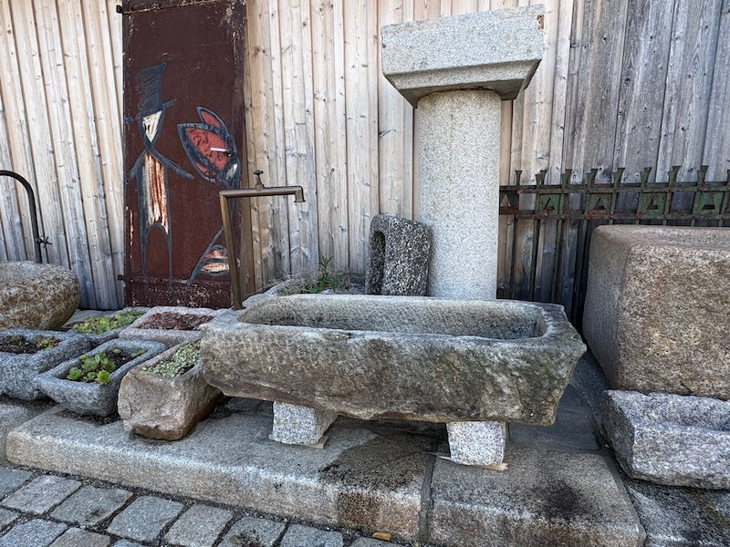 Granit Steintrog als Gartenbrunnen