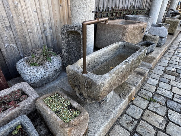 Granitsteintrog mit Wasserhahn