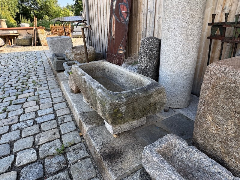 Granitsteintrog mit Wasserhahn