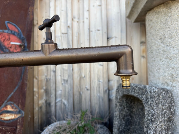 Granit Steintrog mit Wassereinlauf