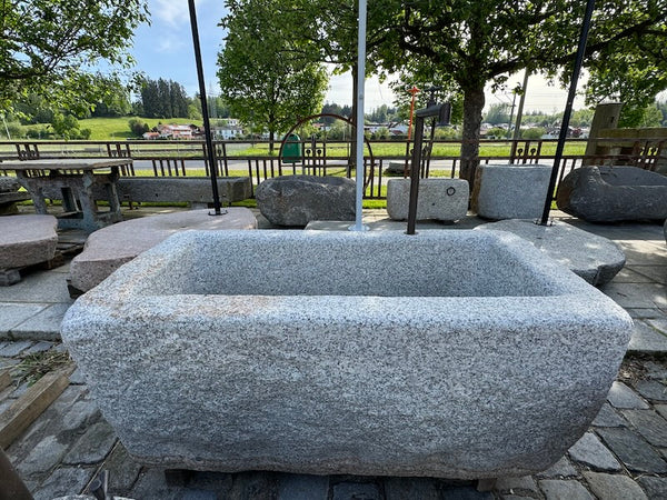 Steinbrunnen aus grauem Granit Wasserauslauf
