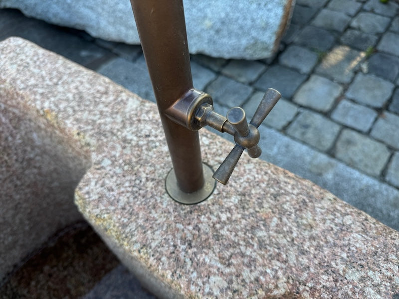 Wandbrunnen mit Wasserhahn und Handrad