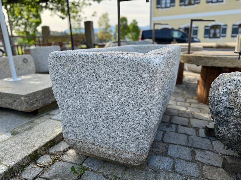 Steinbrunnen aus grauem Granit