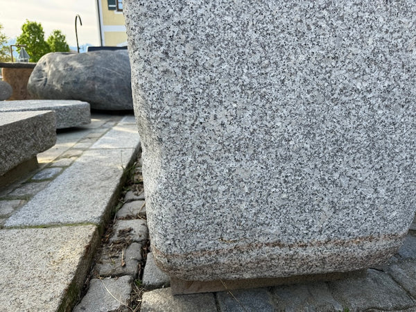 Steinbrunnen aus grauem Granit