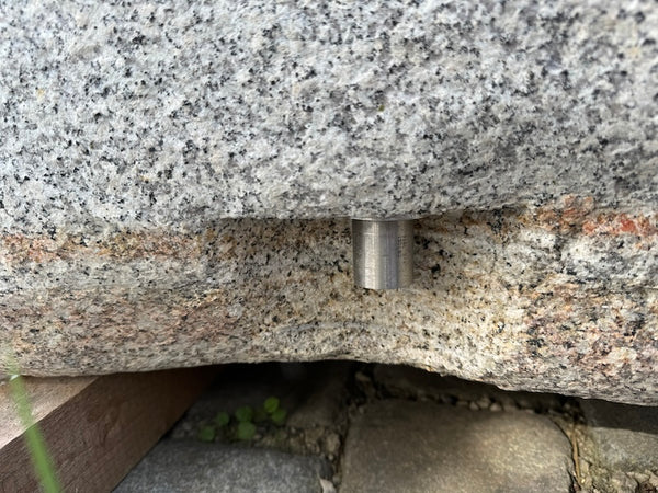 Steinbrunnen aus grauem Granit