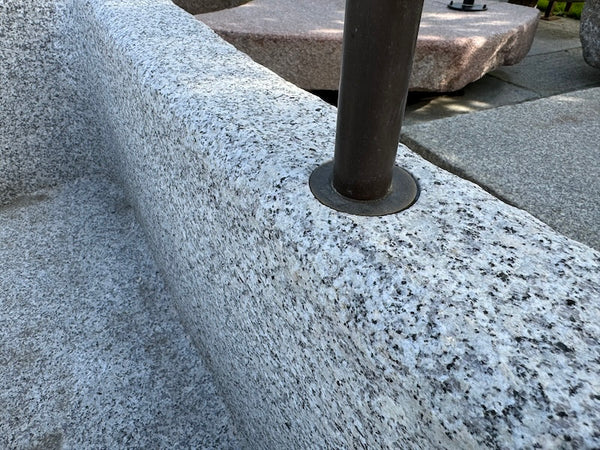 Steinbrunnen aus grauem Granit