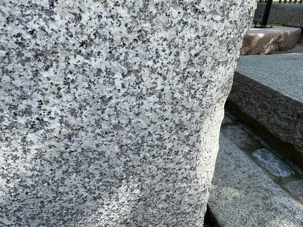 Steinbrunnen aus grauem Granit und Messingeinlauf Draufsicht