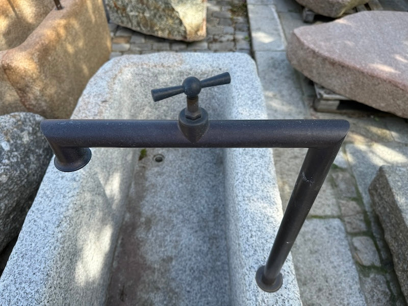 Steinbrunnen aus grauem Granit und Wassereinlauf