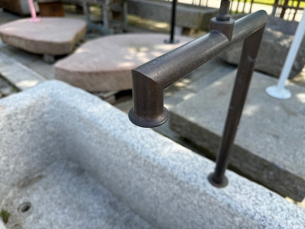 Steinbrunnen aus grauem Granit