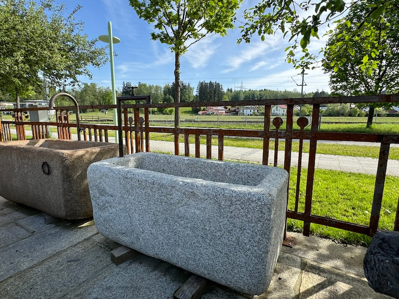 Steinbrunnen Granit mit Wasserhahn