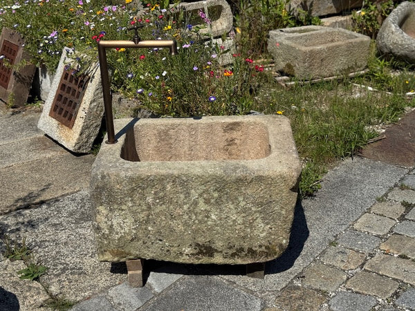 Kleiner Granittrog mit Messingauslauf