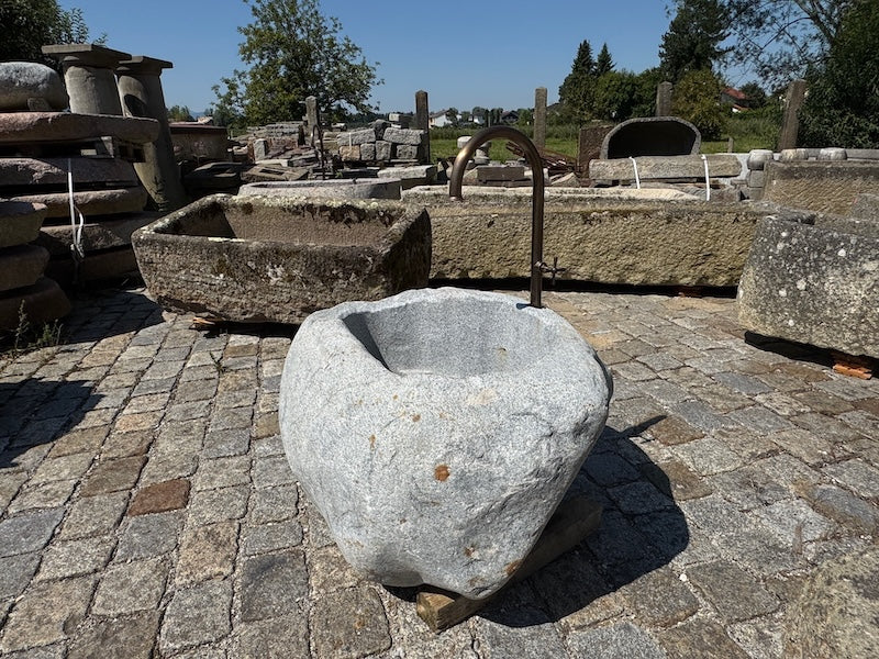 Findlingsbrunnen heller Granit