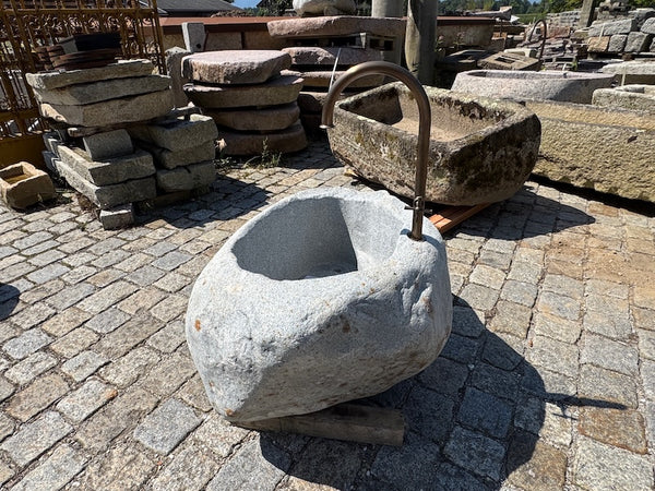 Findlingsbrunnen heller Granit
