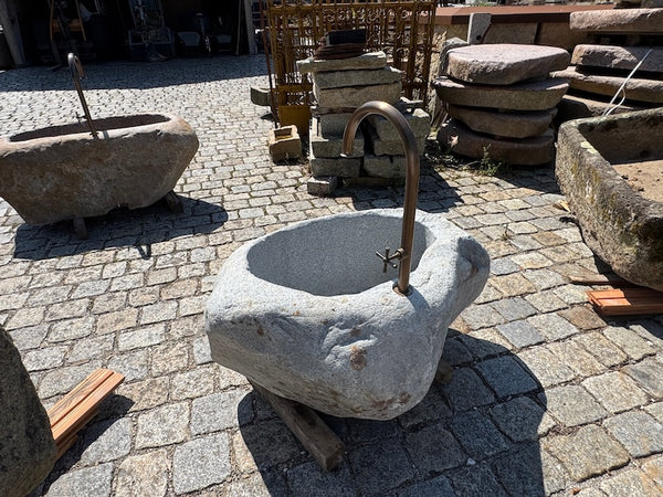 Findlingsbrunnen heller Granit