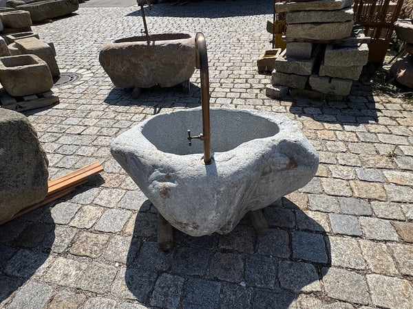Findlingsbrunnen heller Granit