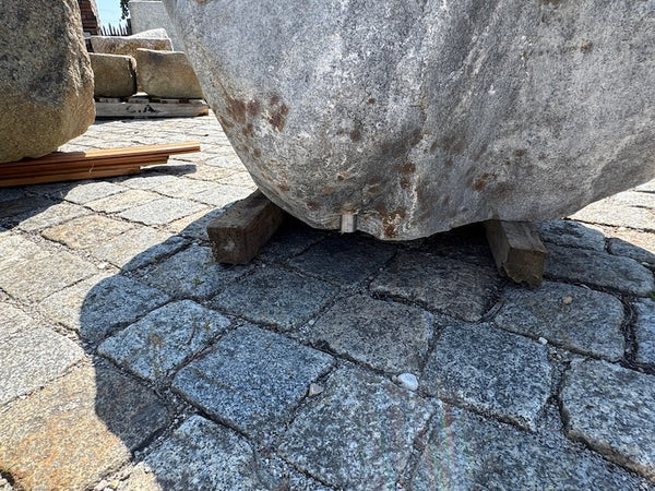 Findlingsbrunnen heller Granit mit Befestigung Wassereinlauf