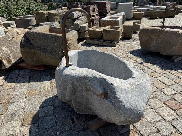 Findlingsbrunnen heller Granit Draufsicht