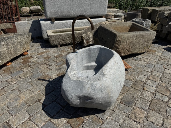 Findlingsbrunnen heller Granit