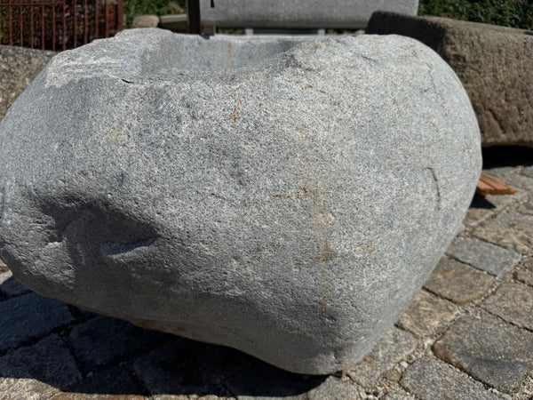 Findlingsbrunnen Oberfläche