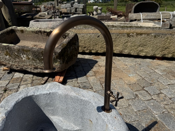 Findlingsbrunnen heller Granit mit Befestigung Wassereinlauf